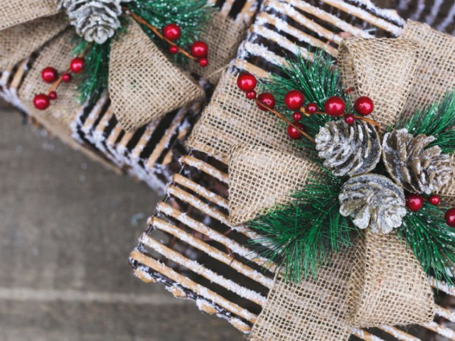 burst.shopify.com-Sarah Pflug-holiday-market-gift-decorations