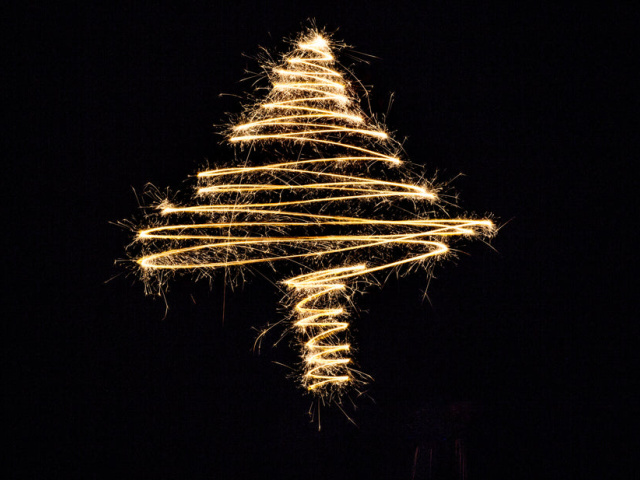 christmas-tree-drawn-in-lights