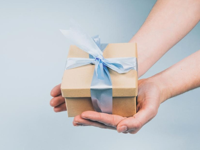 burst-nicole-de-khors-gift-package-in-hand